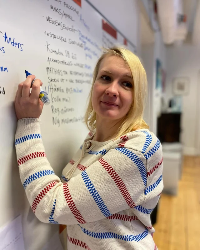 Som medlem på ett Fontänhus finns en massa arbetsuppgifter och projekt att engagera sig i och att växa genom. En medlem sa att att det finns en buffé av härligheter att välja bland och en annan liknade Fontänhuset med ett träd där man kan hoppa mellan de olika grenarna för att få det man behöver.
På bild ser ni Jessica som leder ett enhetsmöte där arbetsuppgifter fördelas och relationer skapas.