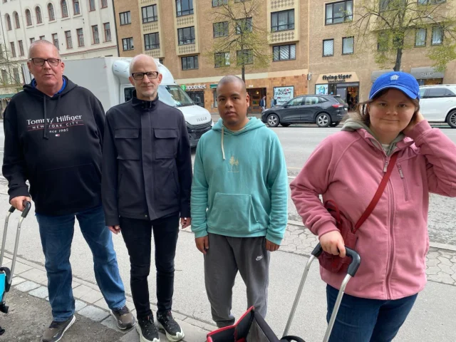 Varje dag går vi till en Hemköpsbutik i närheten och hämtar mat med kort datum. Bra för vår ekonomi och en uppskattad arbetsuppgift för den som gillar en promenad.