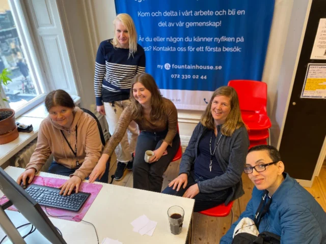 Samarbete. Ibland kan man behöva vara många på en arbetsuppgift. Någon behöver visa, någon vill titta på för att lära sig, någon kommer med förslag på lay out och någon sitter med för att det är just det man orkar i stunden